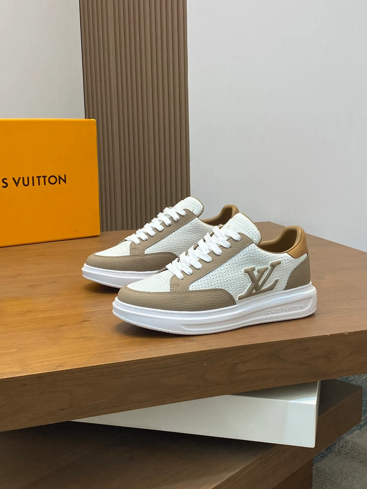 Factory Price: 400💰LV🔍Top Purchasing Agency🇮🇹 Lu Street Boy’s popular sports shoes counter synchronized, uppers imported from Italy cowhide fabric, high-quality complex splicing crafts, imported water-dyed cowhide lining cowhide feet Sole: Original sole provided by the original factory, T men's men's shoes 💰U exclusive movable molded sole, super comfortable, original factory follow-up goods, 🔍🔍high quality, can be entered and exited the counter at will, welcome to compare, code number 39-44 (order 38 45)